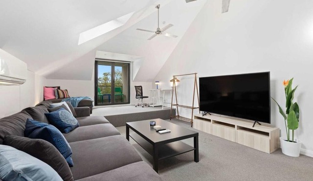 Spacious City Retreat by Victoria Park