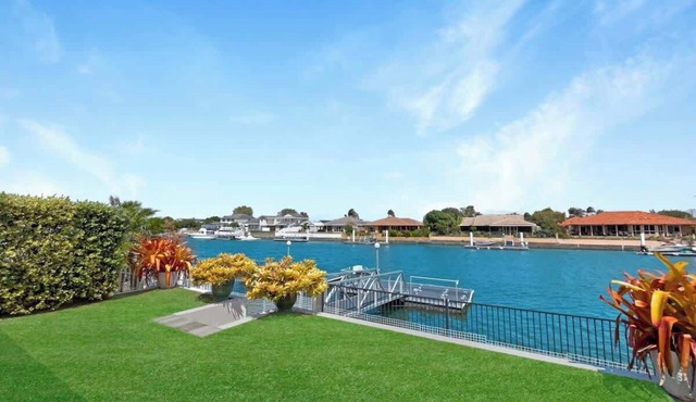 Spacious Holiday Unit on Canal at Banksia Beach