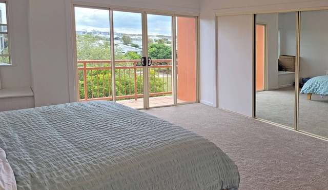 Spacious Marcoola seaside 3-bedroom apartment