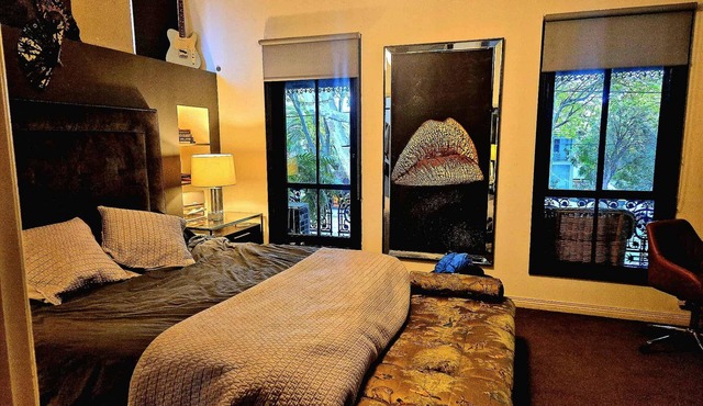 Spacious town house- St Kilda. 3 bedroom. Superb location