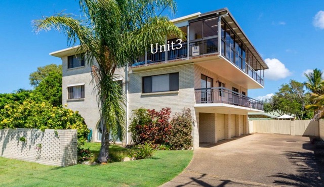 Spacious Unit Overlooking Moreton Bay