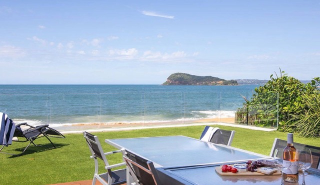 Stay 3 for 2 this Winter* Beachfront apartment