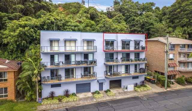 Stay by the water on Wellington Drive, surrounded by serenity and scenery!