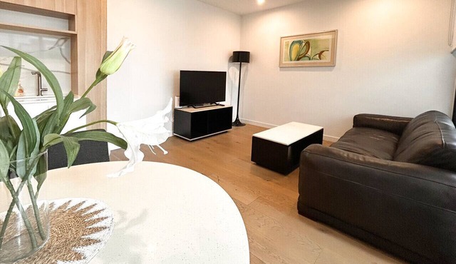 StayAU Convenient Apartment with Patio in Box Hill