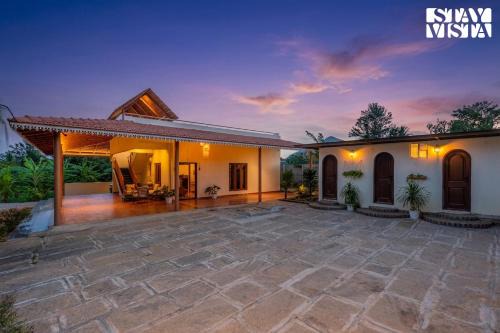 StayVista at The Canopy House with BBQ & Jacuzzi