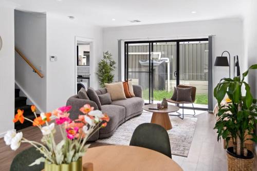 Steps to the Beach Cafes moderm stylish 3BR