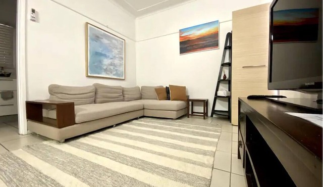 Studio with all basic needs and located in a quiet, leafy suburb near transport