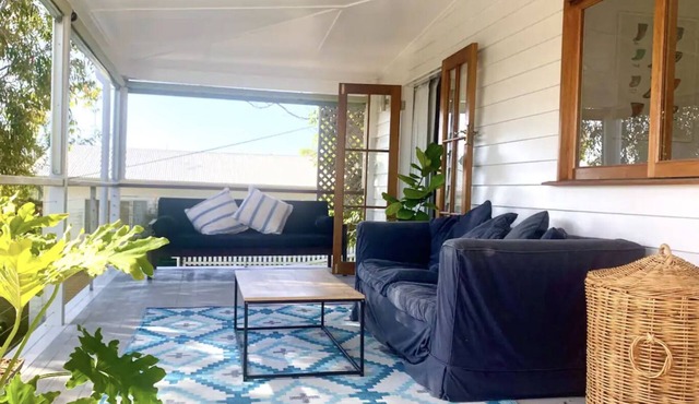 Stunning couples luxury beach house! Walk everywhere! wifi+fire+parking+garden!