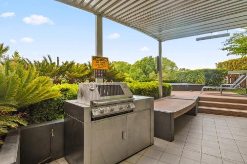 Stylish 1-Bed in CBD with Secure Underground Parking
