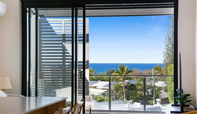 Stylish Beachside 1-Bed with Balcony & Ocean Views