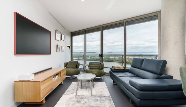 Stylish Top-Floor Apt with Lake and Mountain Views