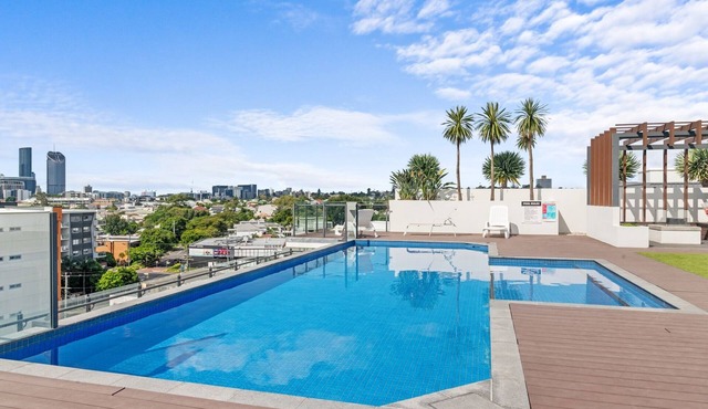 Stylish West End Stay with Rooftop Pool & BBQ