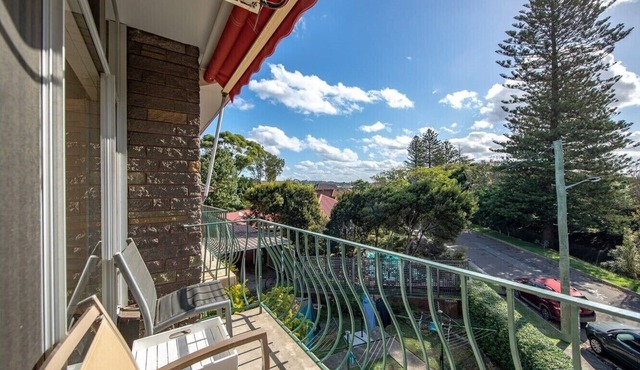Summer Breeze | 2BR. Parking. Close to CBD + Beach