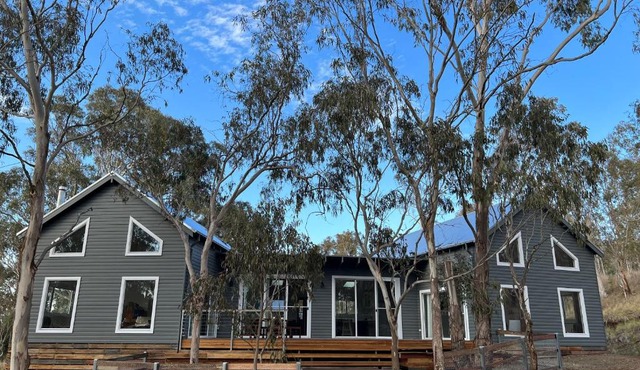 Summit House Armidale - 2 or 4 Bedrooms