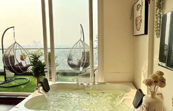 Sundowner Jacuzzi Hive 6 Studios Key Garden Patio