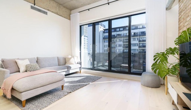 Sunlit 1BR Retreat, Shops and Cafes at Doorstep