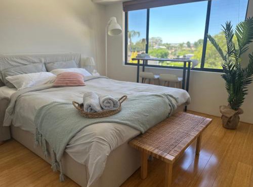 Sunlit Minimal Master Room With Bathroom Bayswater Central City & Airport SHARED HOUSE