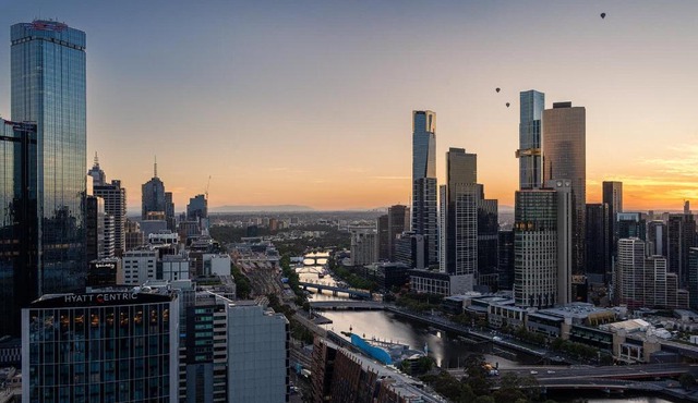 Sunrise River View 2BR CBD Apartment, Free Parking, Family & Work Friendly
