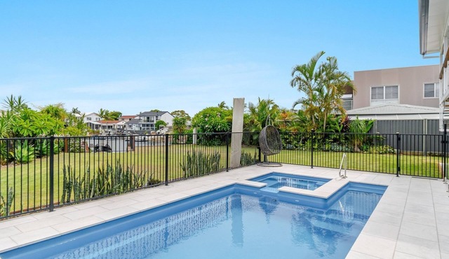 Sunset Waters - Waterfront with Pool - Holiday Yamba