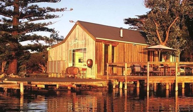 Superb Waterfront Cabin Rental on Birks Harbour in Goolwa, South Australia
