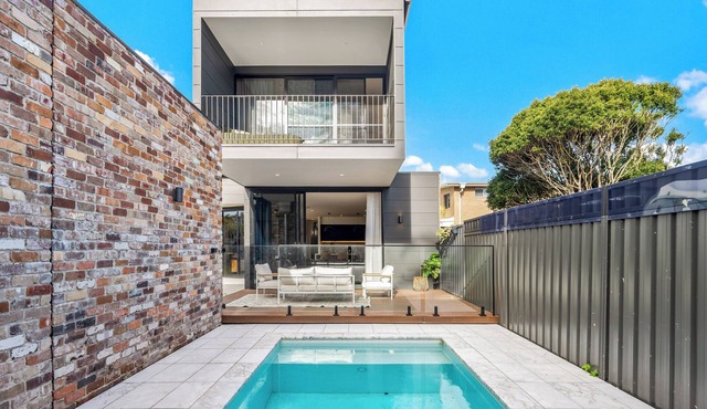 The Darby House | Walk to Beach & Dining