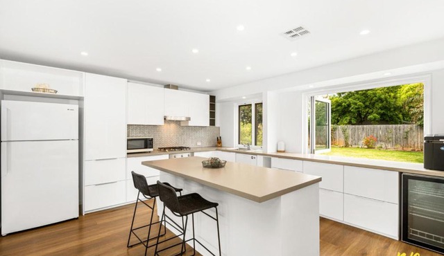 The Esplanade Indented Heads- Beach front, Luxury, Sleeps 8, Spacious, Aircon, Heating,