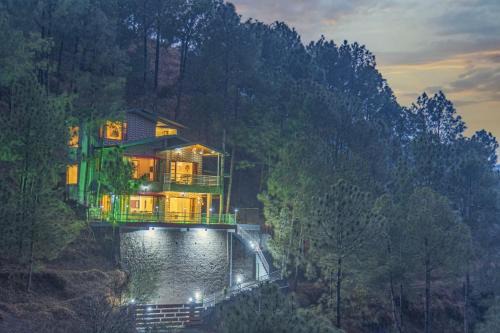 The Himalayan Mansion I Jacuzzi I Pet friendly & Serviced Villa I Open Air Lawn I Bonfire Available I Kasauli By Exotic Stays