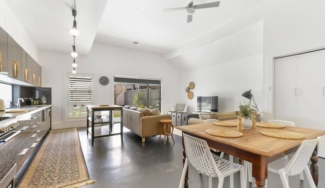 The Old Corner Store - Central & Stylish Home