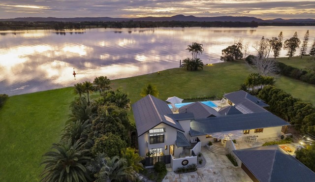 The Palms Yamba - Private luxurious riverfront estate!