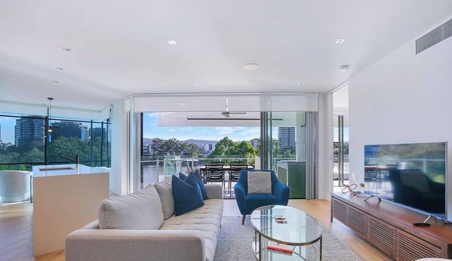 The Riveredge Chic Resort Style Luxury near CBD