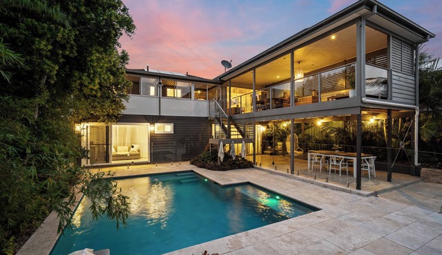 The Toowoon Bay Beach House - 5 min walk to Toowoon Bay Beach + heated pool!