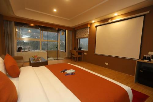 The Udit By West Western - Central Heated and Air Cooled - River View & Roof Top cafe & Bar