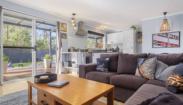 Three Beaches - chic eco home a moment from the beach in pristine Tasmania