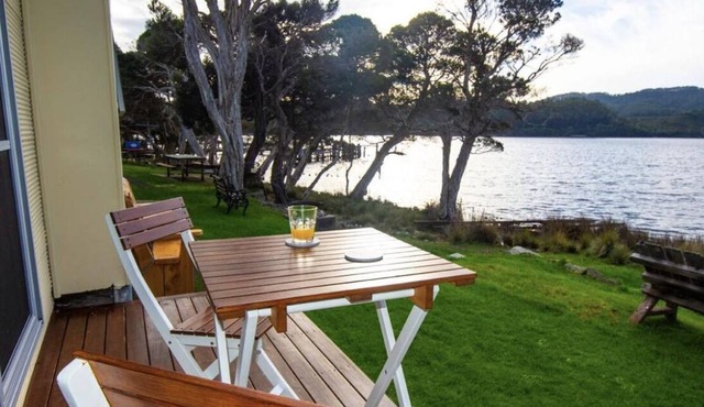 Tiny house perfect couples retreat on the shore of Lettes Bay