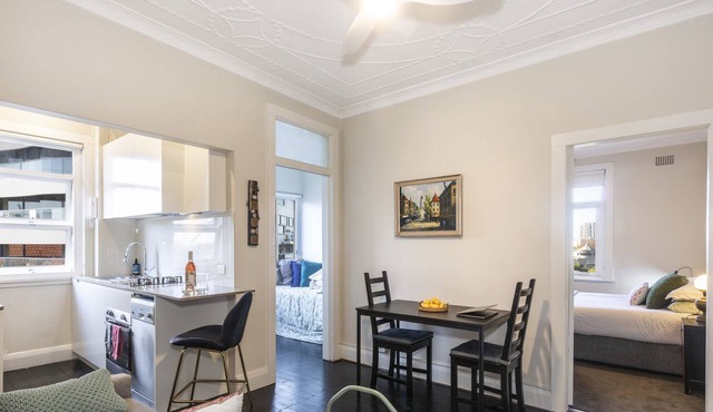 Top Floor 1 Bedroom Apt Sunroom, Close To CBD
