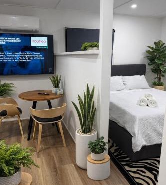 Top Rated Luxury Studio Retreat with Free Private Parking