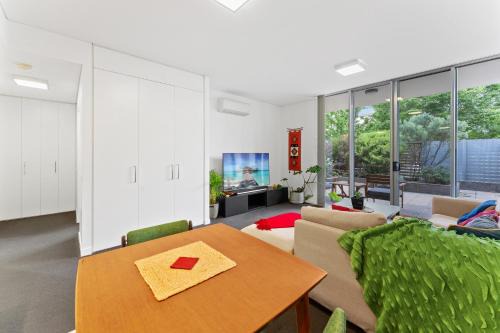 Tranquil 1-Bed Apartment with Courtyard Pool BBQ