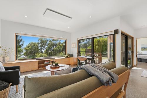 Tranquility Base - 1 Bedroom Cabin - Oceanview