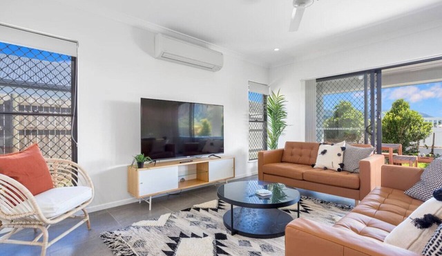Trinity Beach 4BR Modern Getaway with Spa/Pets