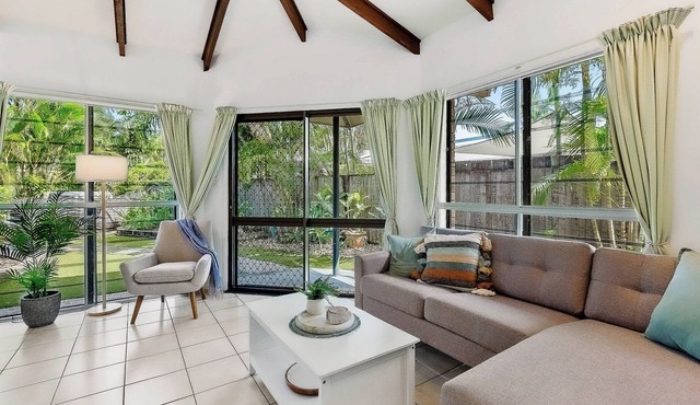 Tropical Retreat - Pet-Friendly Steps to Beach