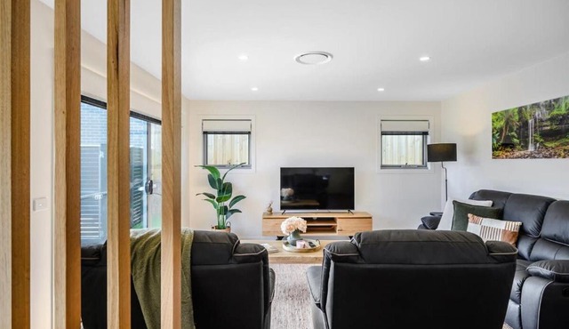 Villa Two NEW 2 Bed Bath 10 min to Airport CBD