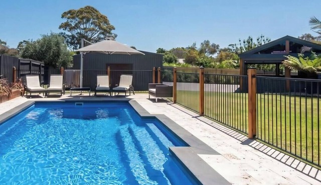 Waterfall Gully Retreat with Gas heated Pool