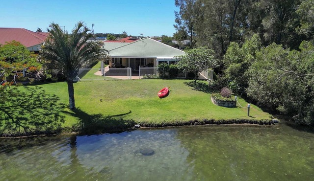 Waterfront - Kolora Lake House - Oceanstays