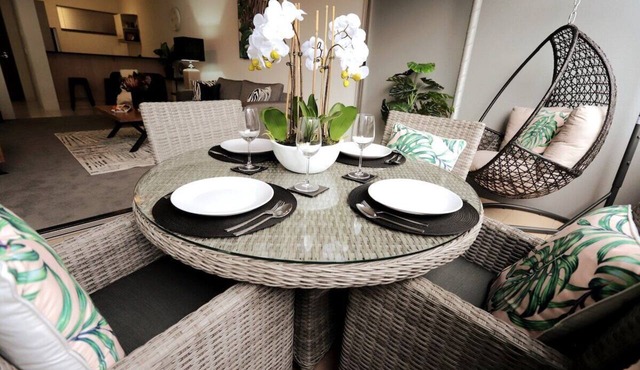 WILD LUXE Exec Apt - FREE Parking & 100MPS+Wifi
