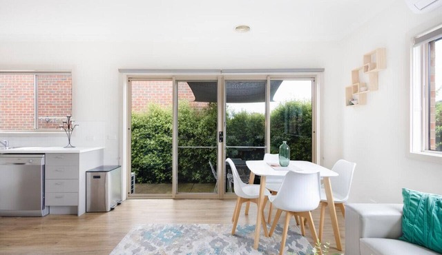 Work & Unwind in Comfort: Ballarat 2 bed Apartment
