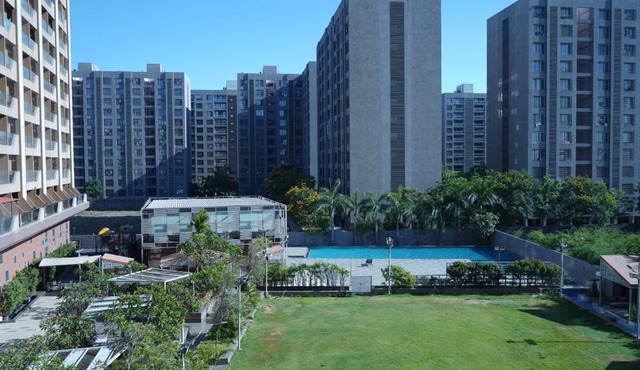 WowStay at Weekend Address, Surat Airport