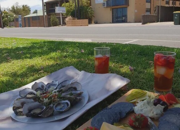 Stylish Comfortable 2 bdrm Glenelg North