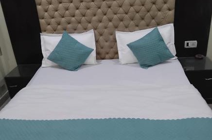Deluxe Double Room (2 Adults + 1 Child)