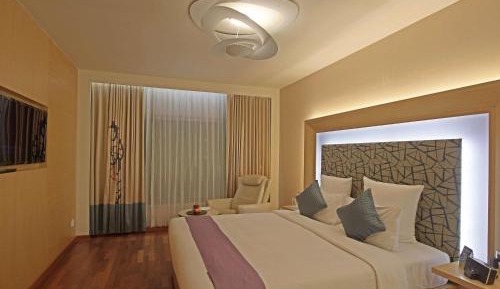 Premier Room 1 King Bed with Premier Lounge Access along with 2 Pieces of Laundry per room per night on non-cumulative basis.