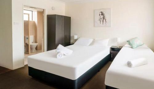 Lakeside Pet Friendly Queen Single Room